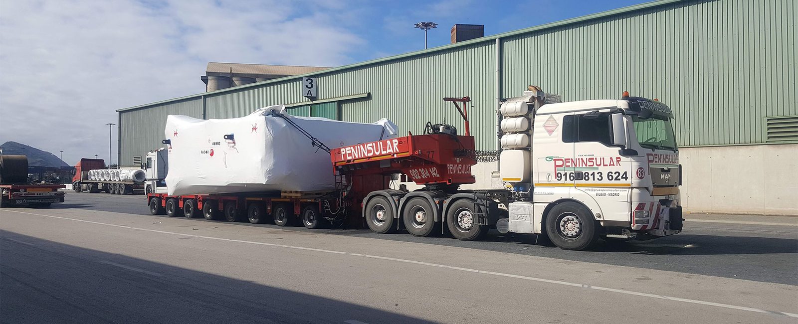 Góndola intermedia con carga envuelta