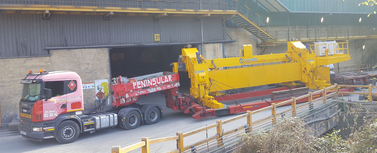 Transporte de un pórtico amarillo en góndola